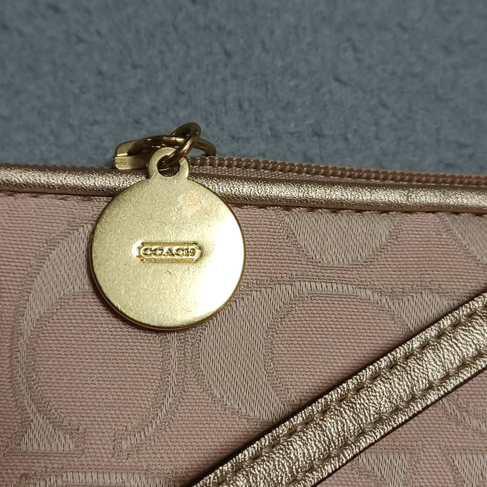 Vintage Coach Wristlet OS Pink Signature C Metallic Gold Trim Pleated Baguette - Picture 6 of 14